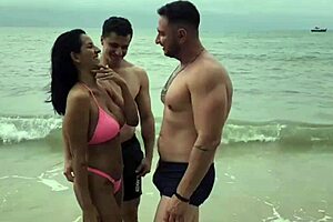 I met two hot guys on the beach and fucked them right there 😏