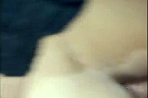 Mucama Entra en Cama para Sexo Doggystyle y Bent Over