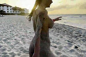 Моника Фокс плува гола в Атлантическия океан на обществен плаж