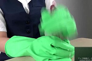 亚洲美女戴乳胶手套感官手交展示