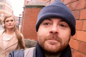 Honour gets hypnotized to flash in public outdoor setting