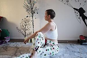 Beautiful girlfriend poses for yoga master’s fetish satisfaction