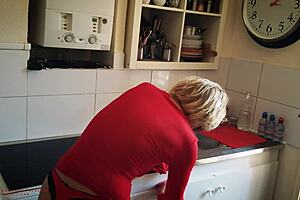 Kurba nimfomanka tašča čisti v spodnjem perilu, da draži svojega pastorka