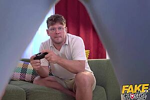 chica 18+ babe maneja dos pollas grandes en coño apretado para su primer trío