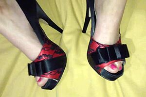 i'm practicin this footjob on my pussy with my feet!