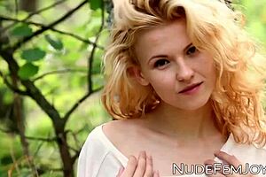 Känner mig så upphetsad, den här smala tjejen gnider sin fitta utomhus efter läsning