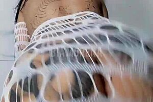 Morena tatuada dançando funk com anal assfucking