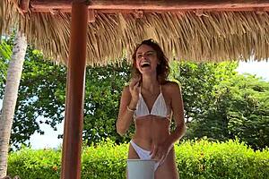 لعبة خلع مع بير بونغ مع فتاة صدر كبير!