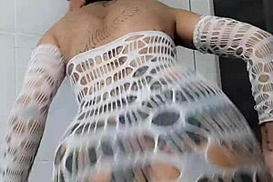 Morena tatuada dançando funk com anal assfucking