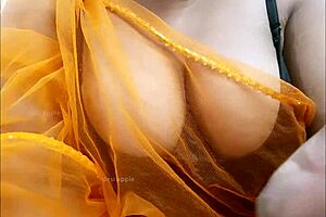 Desi girlfriend enjoys hot moments