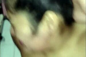 Erős pofonok és pisilés a szájba