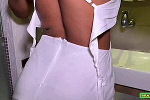 Na Estreia Da Ninfeta Gostosa, Ela Vai No Banheiro Mostrando Tudo?