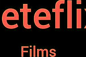 看这个在公交站对热辣黑发女孩的危险手淫！她弯腰狗式姿势给偷窥者。