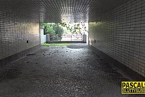 この女の子がお尻を玩具でハードコアアナル