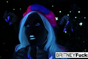 2 hot blondes share halloween scare