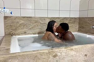 eu empurrei o mastro nesse bucetão gostoso, ele gemeu alto