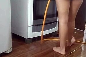 Gravei Minha Empregada Lavando O Meu Fogão Peladinha
