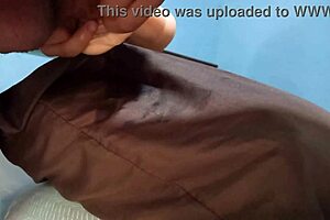 follando una vagina de goma con juguetes bisexuales