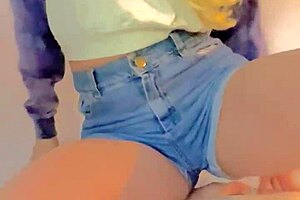 Hot Teen Plays Until She Cums