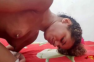 抓到我瘦弱的泰国继女自慰后肛交