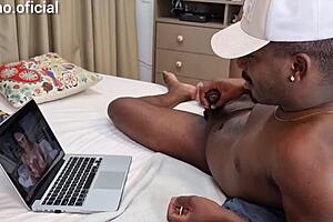 fui pego de surpresa pela prima assistindo porno e fodemos juntos