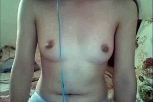 Vietnamese teen Linh xinh in webcam chat session