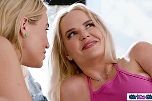 我邀请一个丰满熟女过来加入我和我的金发女同性恋伴侣，舔舐和做爱