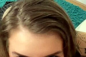 Het kanadensisk blondin djup-suger och rimmar arsle, sväljer sperma i munnen från vertikal POV