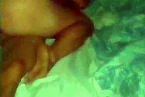 Socou fundo e gozou dentro da casada safada completo no red