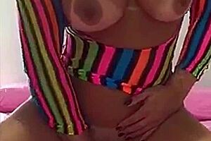 sentando num consolo enorme