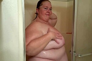 Shower With Kitania!