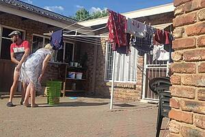 Şehvet düşkünü, neden karımı açık havada köpek pozisyonunda siliyorsun?