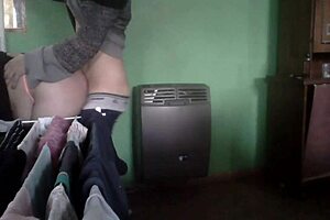 cogiendo en la cocina al lado del calefactor