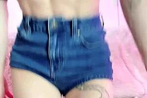 Rozkošná a fit asijská exhibicionistka bliká kundičkou v mikro šortkách a zmokne!