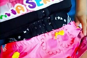 MASTURBACION INTERRACIAL MUY EROTICA GRATIS VAGINA SUPER MORENA Y AJUSTADA RECIBE MASAJE CALIENTE LUEGO LA HERMANASTRA SE TOCA SUS GRANDES TETAS