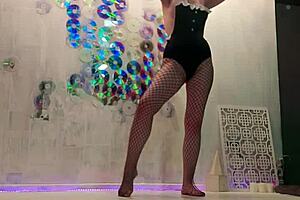 Watch this beauty orgasm after photoshoot