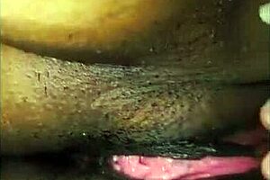 MASTURBACION INTERRACIAL MUY EROTICA GRATIS VAGINA SUPER MORENA Y AJUSTADA RECIBE MASAJE CALIENTE LUEGO LA HERMANASTRA SE TOCA SUS GRANDES TETAS