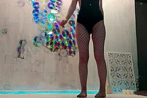 Watch this beauty orgasm after photoshoot