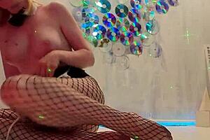 Watch this beauty orgasm after photoshoot