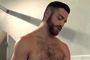 bombeiro hidráulico gets down to anal action in bar bathroom