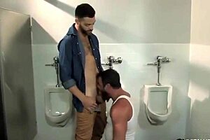 bombeiro hidráulico gets down to anal action in bar bathroom
