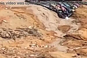 Uma Linda Novinha � Observada Fazendo Sexo Em P�blico Nas Pedras Da Praia E � Atrapalhado Por Um Terceiro Indiv�duo