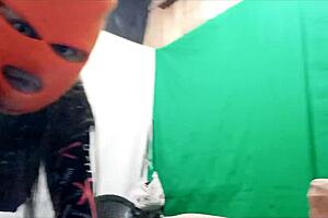 madrastra se puso su mascara para que el marido no la reconozca haciendo porno conmigo luego de eso me mostro sus deliciosas nalgas porno real casero gratis