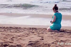 Mi ha attirato per una scopata in spiaggia in un posto pubblico