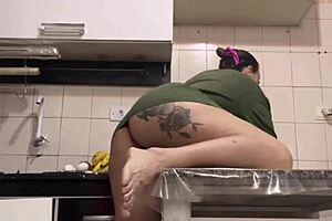 gravei escondido minha empregada limpando a cozinha me surpreendi com o que vi que gigante