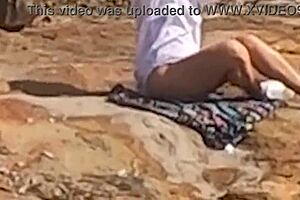 Uma Linda Novinha � Observada Fazendo Sexo Em P�blico Nas Pedras Da Praia E � Atrapalhado Por Um Terceiro Indiv�duo