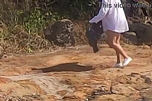 Uma Linda Novinha � Observada Fazendo Sexo Em P�blico Nas Pedras Da Praia E � Atrapalhado Por Um Terceiro Indiv�duo