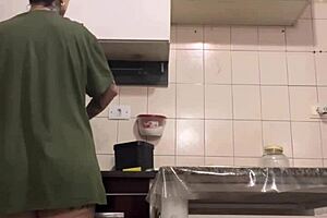 gravei escondido minha empregada limpando a cozinha me surpreendi com o que vi que gigante