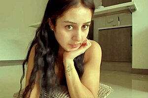 热辣棕发美女多汁屁股在线聊天并秀脸