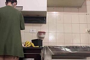 gravei escondido minha empregada limpando a cozinha me surpreendi com o que vi que gigante